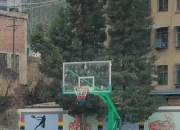 泪目😭！独腿小男孩绑拐杖打篮球 曹岩：给个地址 我帮他做假肢