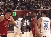 😡坏动作！翟晓川隐蔽伸脚绊倒刘传兴 后者向裁判索要违体犯规