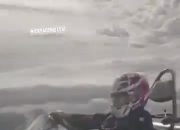 真冰人🥶莱科宁与儿子在冰天雪地中比赛卡丁车