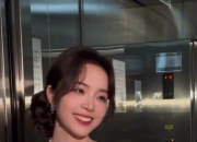 嫂子太迷人咧~主持余霜晒手机壁纸：身段曼妙 抹胸婚纱美晕了~