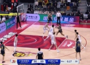这个三分很救命！莫兰德顺下分球 张皓嘉接球不犹豫三分止血！