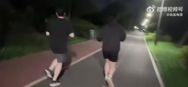 姿态与Letme赌约告负兑现夜跑 AJ刚开始就汗流浃背了！