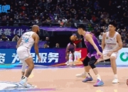 😰这是要干啥...刘晓宇挤掩护掏裆孙桐林被吹违体&山东追平比分