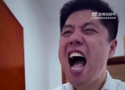 很激动！潘江走进更衣室后疯狂呐喊庆祝 鼓励球队坚持打下去