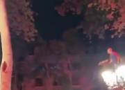 狂欢！巴萨球迷聚集在卡纳雷特斯喷泉，庆祝球队国王杯夺冠