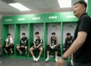 广东实验半场41-31领先清华附中！杜锋前往更衣室鼓励球员！